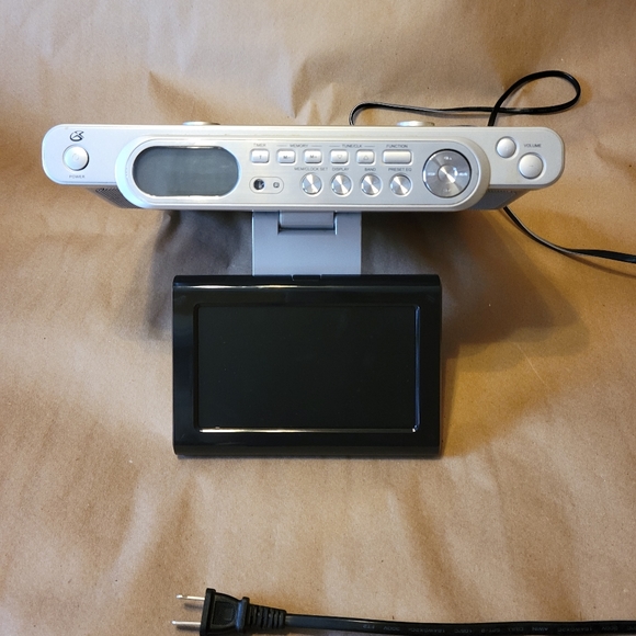 GPX Under Counter Mount Clock Radio/TV - Picture 3 of 6